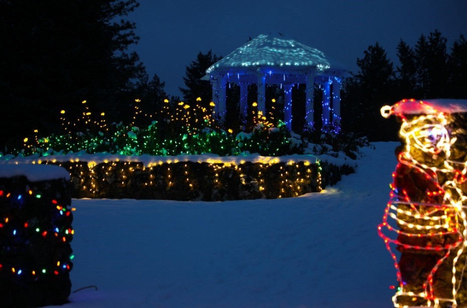 MANITO HOLIDAY LIGHTS DRIVE THRU OR WALK THRU