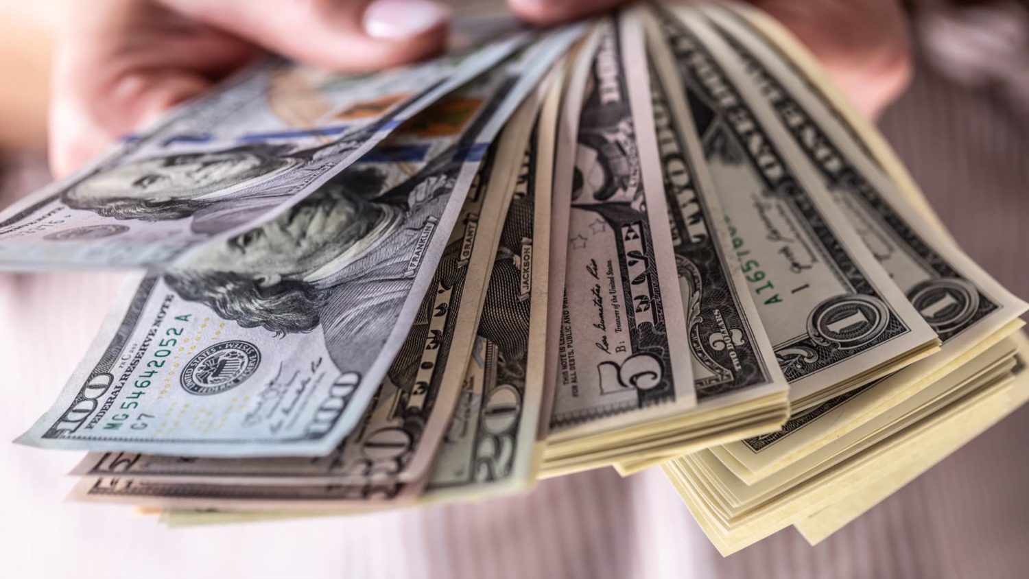 Pros and Cons of Cash Offers Pros and Cons of Cash Offers