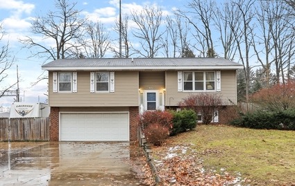 951 Woodside Dr, Holland, MI 49424