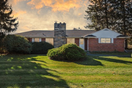 {SOLD} 881 S Pemberton Rd Bloomfield Twp Home ready for reinvention and renovation