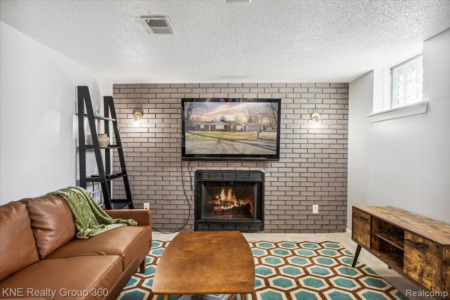 {SOLD} 1433 Crest Rd Howell MI 3 bedroom home in Howell Schools