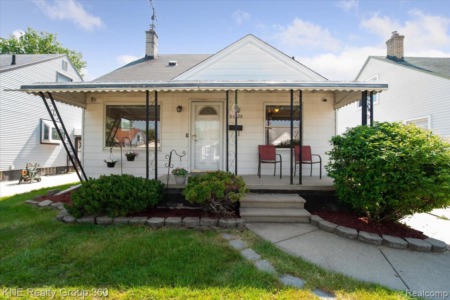 {SOLD}26728 Kaiser St Roseville MI 3 bedroom home in Roseville Schools