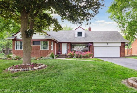 {SOLD}18910 Bungalow Drive Lathrup Village home in Southfield Schools
