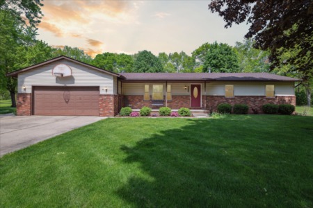 {SOLD}2899 Russell Drive Howell MI 48843, 3 bedroom home in Howell Schools