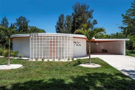 Amazing Midcentury Time Capsule in Sarasota, FL, Is a Curvy Cutie