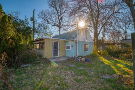 NEW LISTING 305 Lakeview Ave Edgewater, MD 21037
