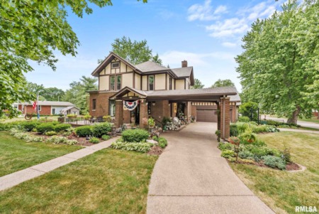 Let’s Take a Look at These Luxury Quad City Listings!