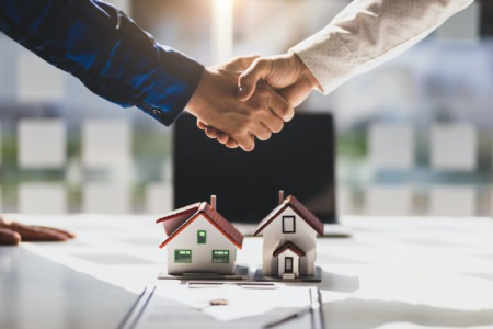 Selling a House During Divorce: Navigate Laws & Negotiations For an Equitable Home Sale