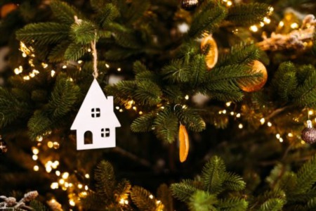 Should You Buy a Home During the Holidays? The Pros, Cons, and How to Do it Right
