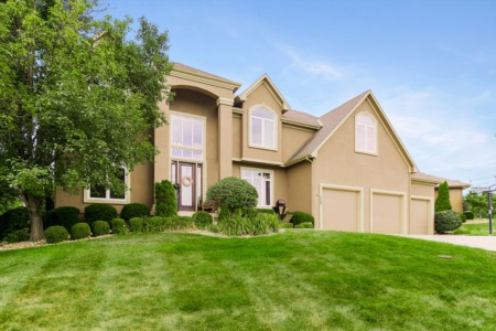 Winterset Valley Luxury Property Available Today!