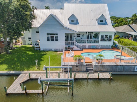 Welcome to Tim Lester International Realty's blog! Today we are going to explore the beautiful waterfront communities in Manatee County. Manatee County is located on the west coast of Florida and is home to many stunning communities that offer waterfront living. Let's take a closer look!