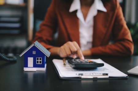 Selling a House With a Mortgage: Know the Potential Benefits & Drawbacks