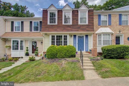 Charming TH sited in the Lake Ridge community w/tons of amenities to enjoy!