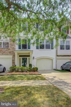 Incredibly well maintained and clean 1 car garage Townhouse!