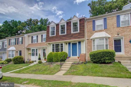 Charming Townhouse sited in the Lake Ridge community w/tons of amenities to enjoy!