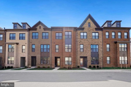 New Turn-Key Townhouse Loaded with Upgrades in Thriving Brambleton Community