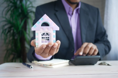 Why Selling Your House With a Professional Is Essential