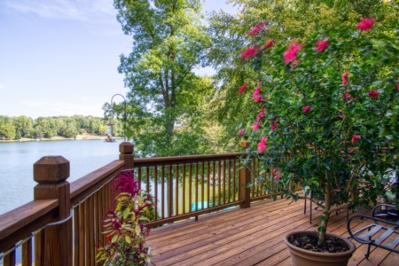 Immaculate turn-key home sitting on Seven Springs Lake