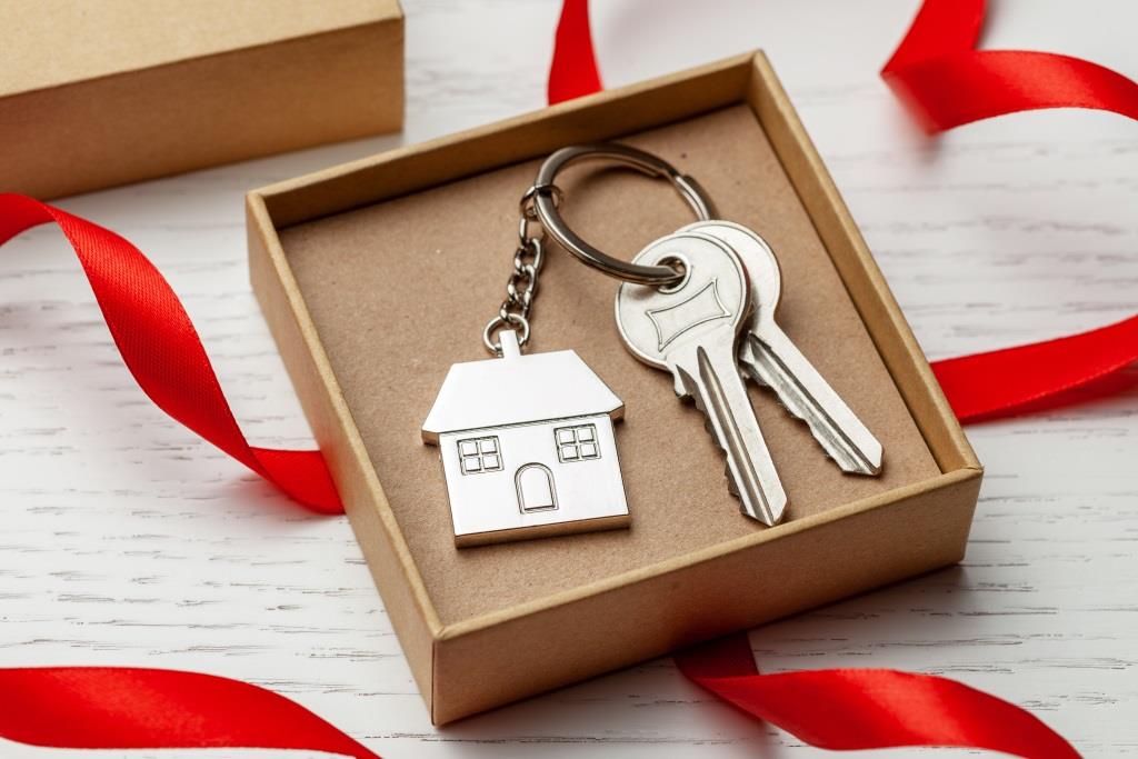 How to Buy or Sell a Home during the Holidays!