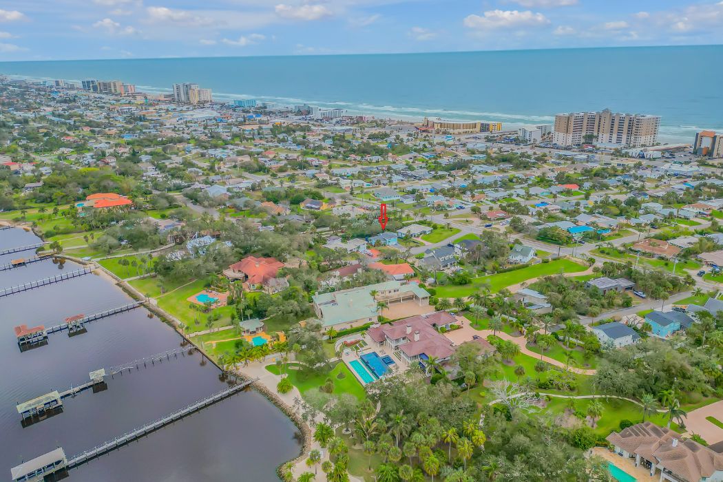 image of a neighborhood in East Florida