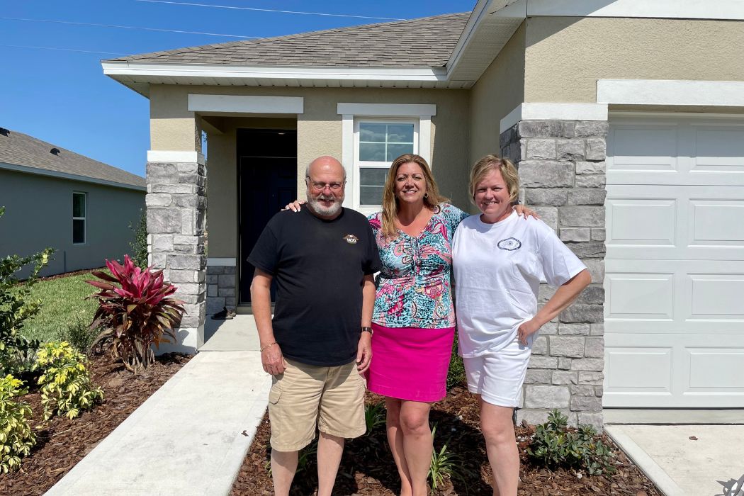 image of a wyse home team realty agent, Suzanne, and her clients