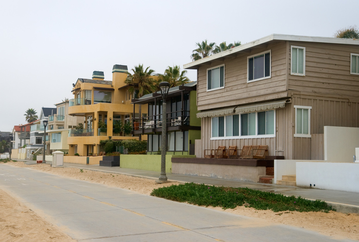 houses on manhattan beach strand