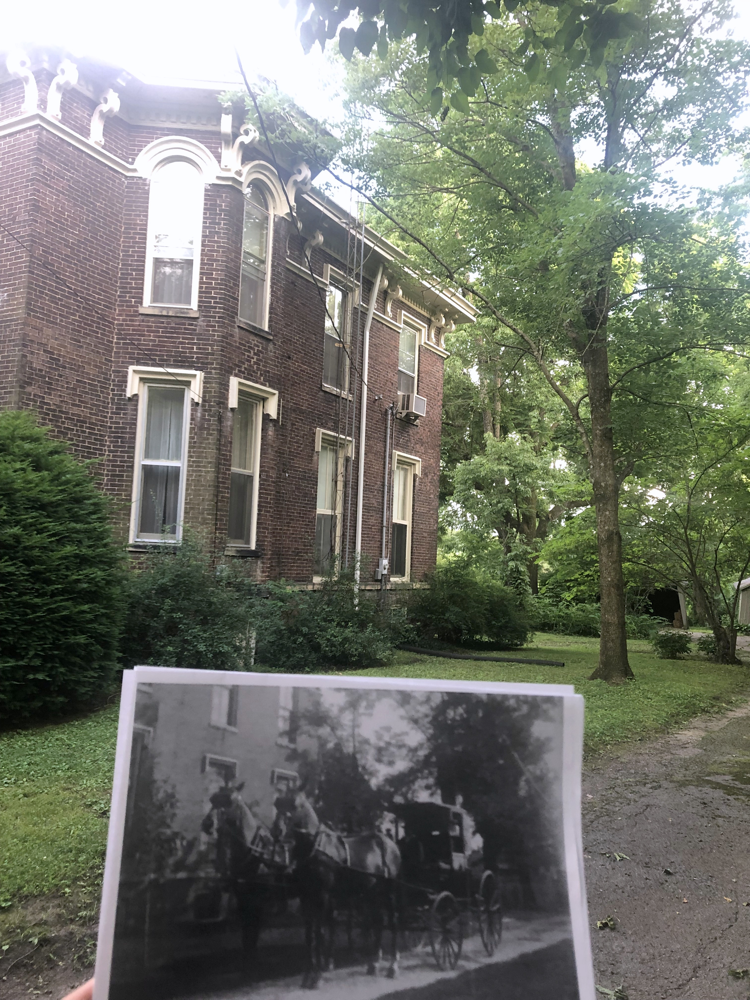 Side driveway at 151 Duncan in 1905 with horse and carriage and picture from 2019