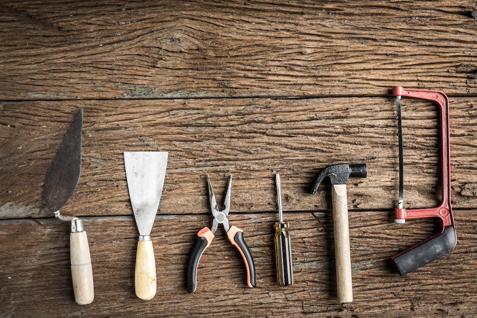 When to DIY and When to Hire a Contractor