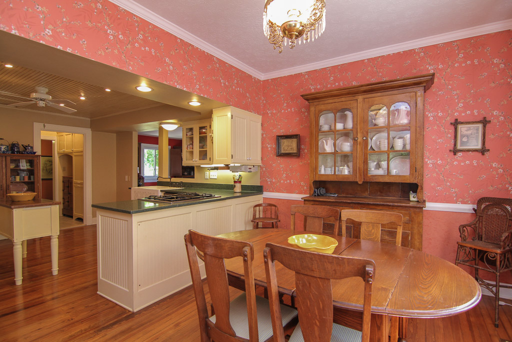 303 Maple Avenue Pewee Valley, KY 40056 Dining Area