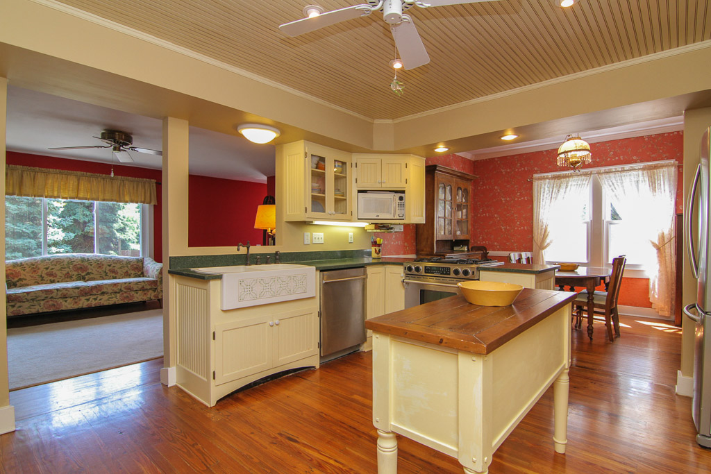 303 Maple Avenue Pewee Valley, KY 40056 Kitchen