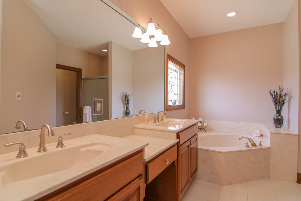 3369 Yoder Tipton Road Taylorsville, KY 40071 Master Bathroom