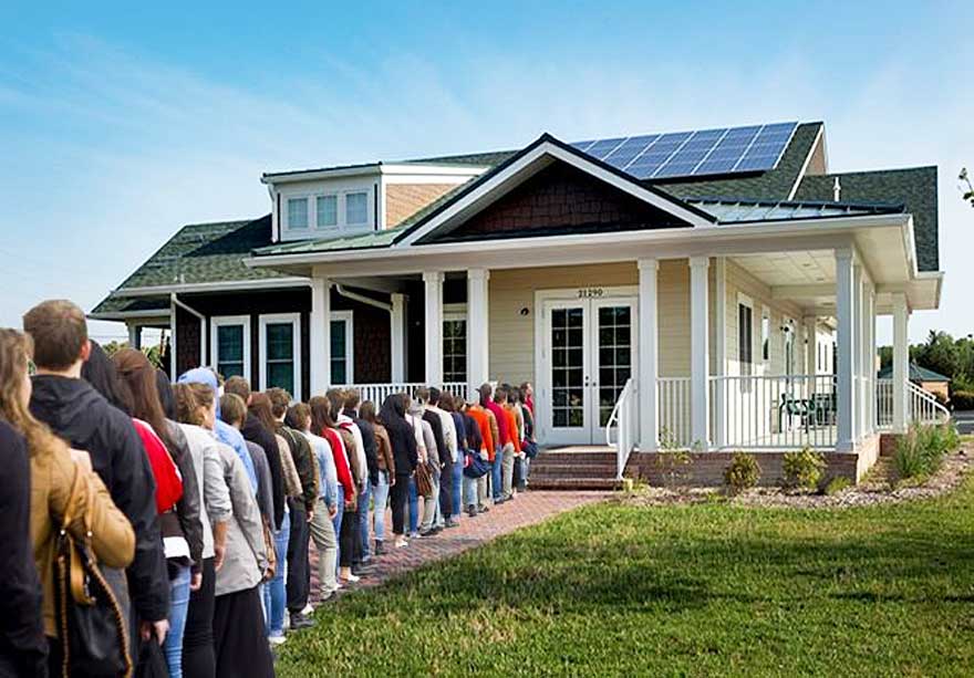 people line up in front of charleston south carolina house to make an offer