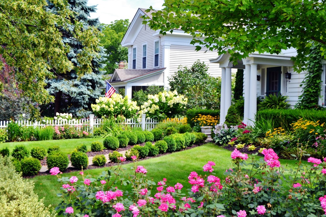 beautiful-front-yard-landscaping-neighborhood-home