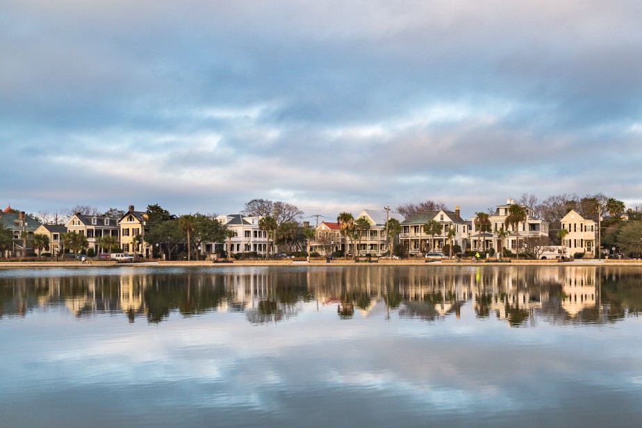 historic-charleston-homes-along-colonial-lake