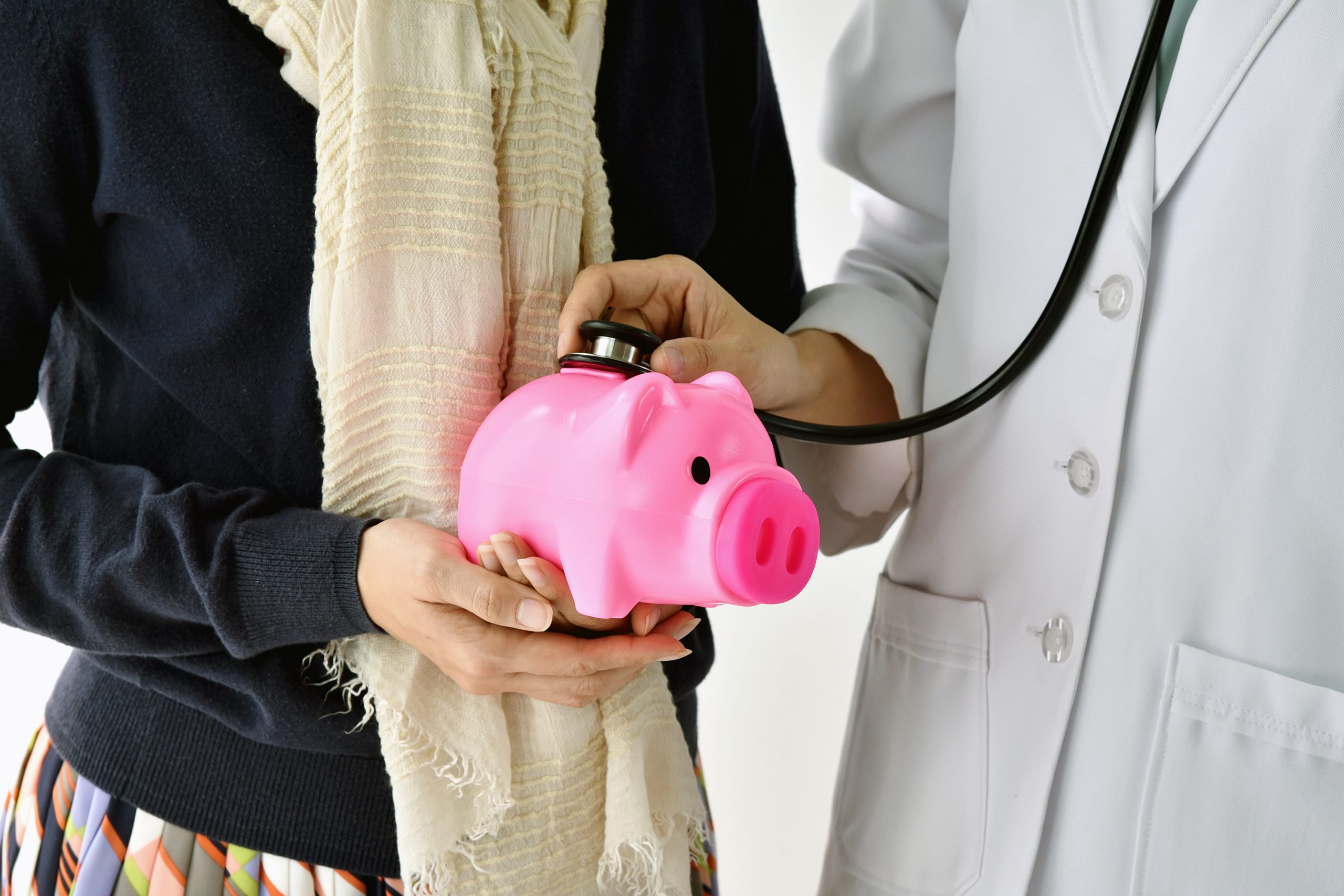 Charleston-South-Carolina-doctor-and-patient-holding-piggy-bank-with-a-stethoscope