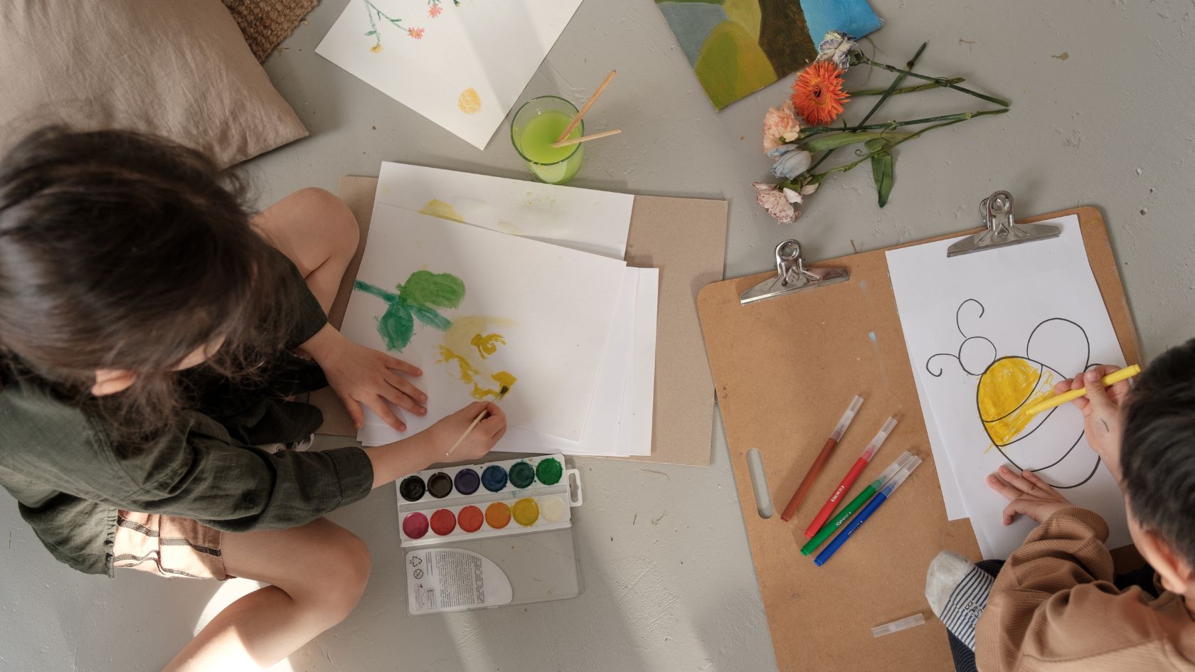 children painting 
