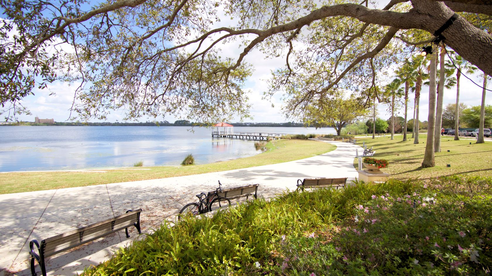 walking path in Baldwin Park Florida along a lake