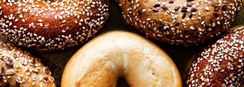 Plain and whole wheat bagels all together 