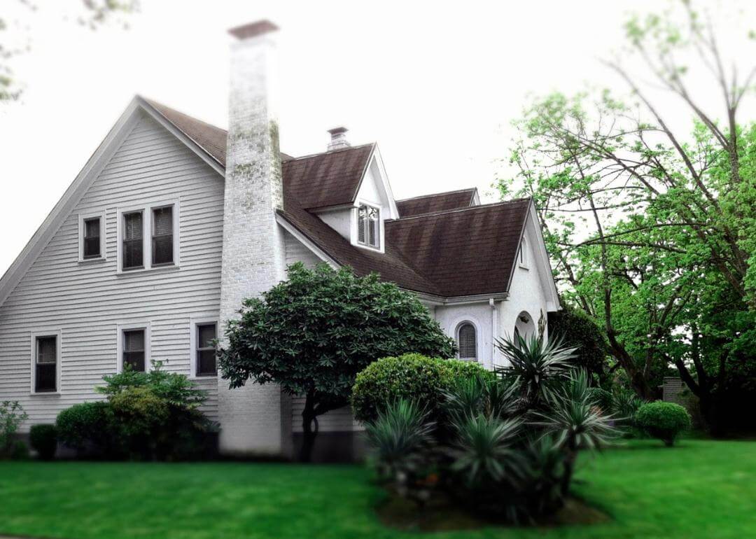 A white home for sale in Oregon