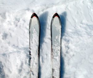 skis