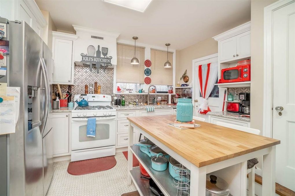 Image of the kitchen at 1011 State