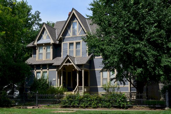Image of the front of the Carlisle House in WIchita Kansas