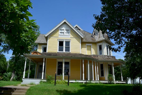 Image of the front of the Holyoke Cottage in Wichita Kansas