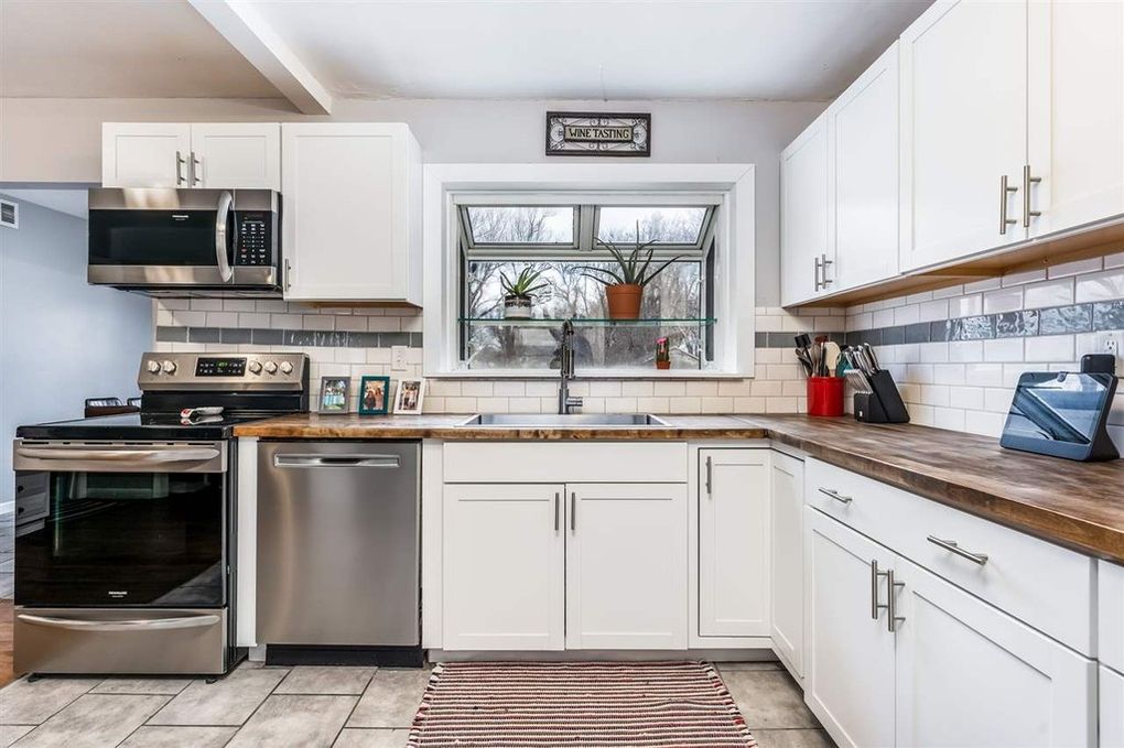 Image of the kitchen at 2743 Edwards