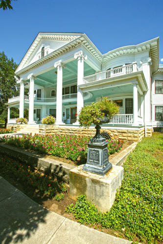 Photo of Seelye Mansion outside