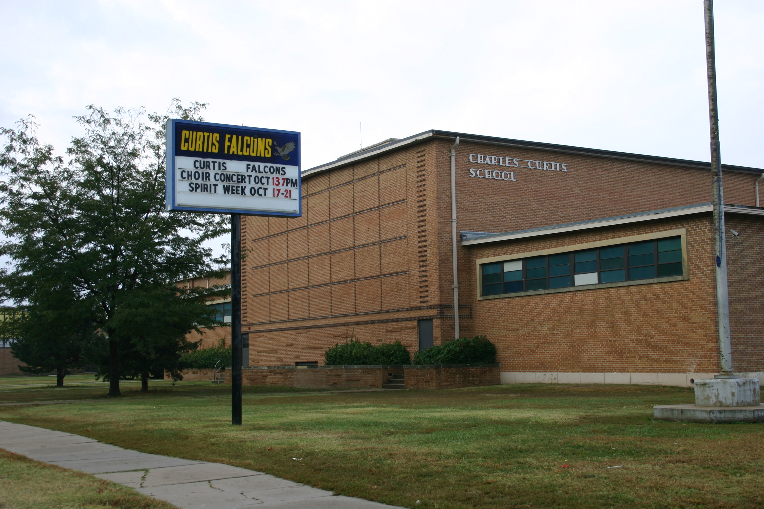 Image of the front of Curtis Middle School