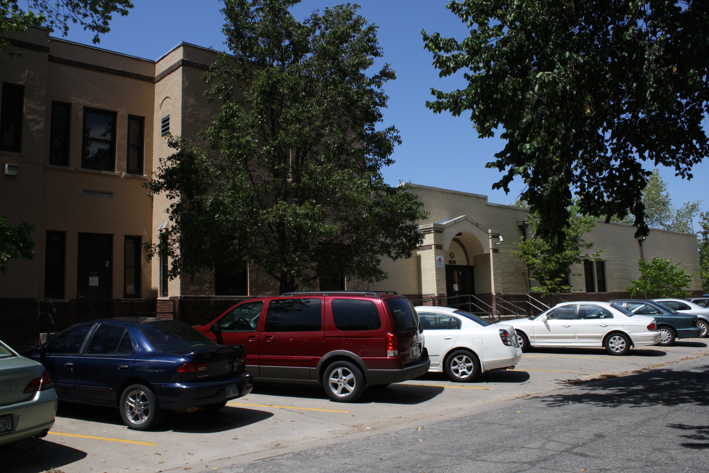 Image of the front of Gardiner Elementary School