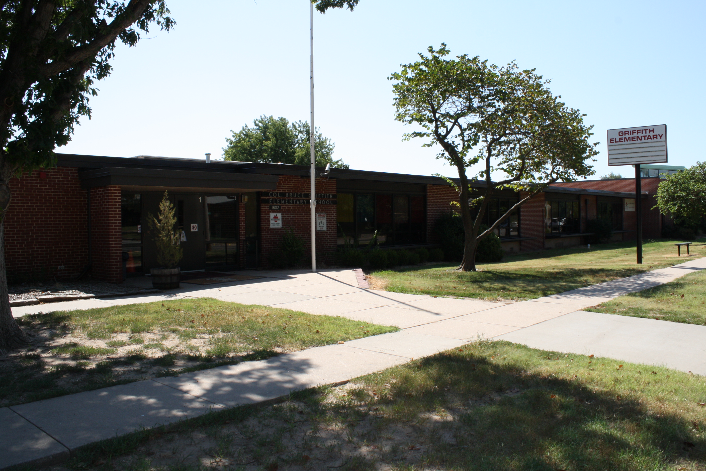 Image of the front of Griffith Elementary School