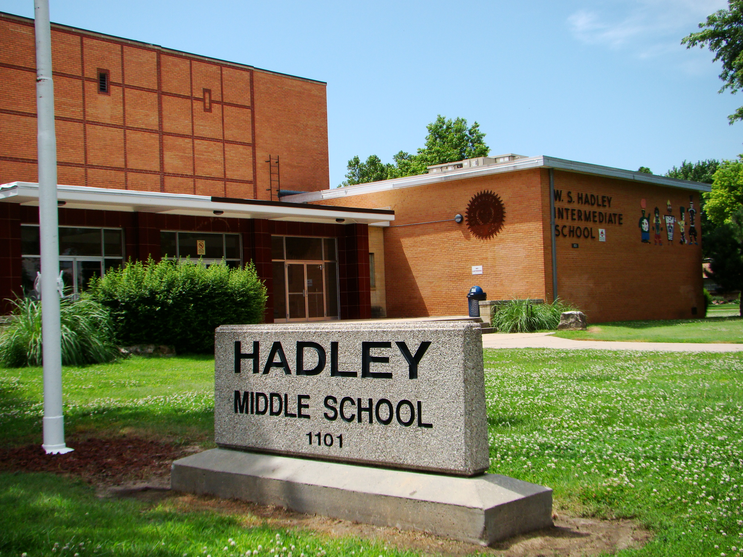 Image of the front of Hadley Middle School