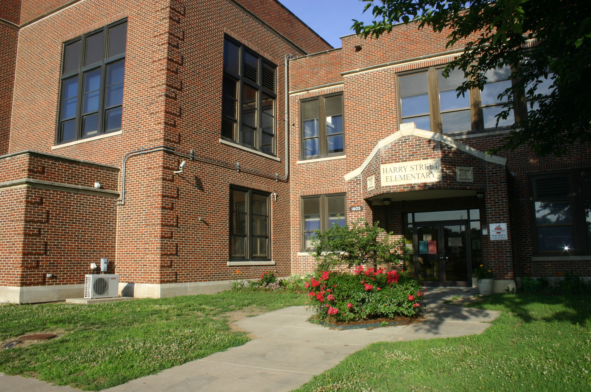 Image of the front of Harry Street Elementary School